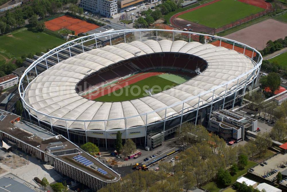 Aerial photograph Stuttgart - ) soll nach Informationen der «Die Redaktion Stuttgarter Zeitung Stuttgarter Nachrichten GmbH» künftig Mercedes-Benz-Arena heißen. Wie das Blatt berichtet, werden Dieter Zetsche, der Vorstandsvorsitzende der Daimler AG, Oberbürgermeister Wolfgang Schuster und Erwin Staudt, der Präsident des Fußball-Bundesligisten VfB Stuttgart, die Umbenennung bei einer Pressekonferenz am 31. März 2008 verkünden. Die Namensänderung stehe im Zusammenhang mit dem Umbau des Daimler-Stadions in eine Fußballarena, über den der Gemeinderat Ende April befinden wird Das Gottlieb-Daimler-Stadion, ehemals Neckarstadion, liegt im rund 55 ha großen Sportzentrum Cannstatter Wasen. Das markanteste Merkmal ist die Stahlseilbinder-Konstruktion des Membrandaches, das die gesamten Zuschauerplätze überspannt.Abteilung Stadien, Bezirks-und Eissportanlagen, Mercedesstraße 87, 70372 Stuttgart, Telefon +49-(0)711-216-4661, Telefax +49-(0)711-216-3326,Architekt: Arat, Siegel & Partner