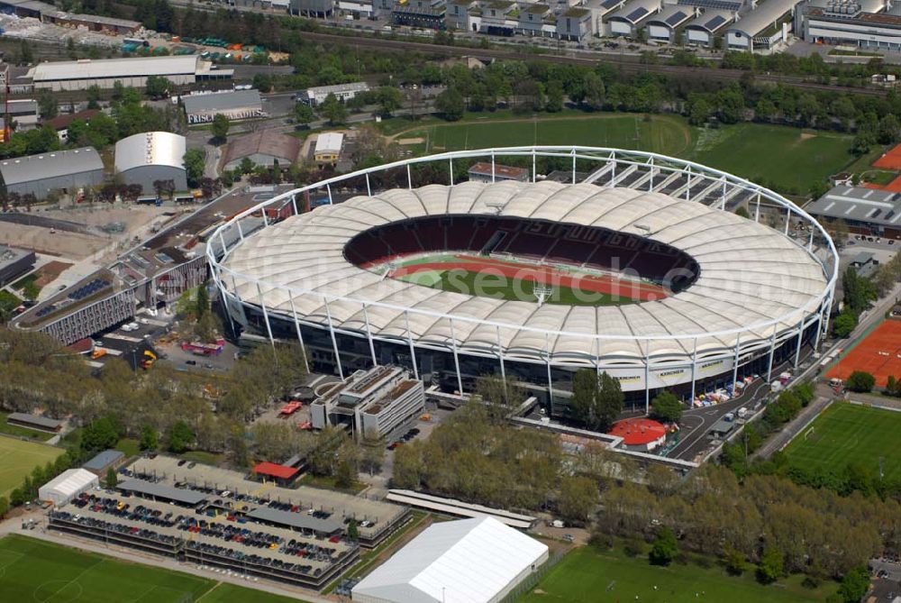 Stuttgart from above - ) soll nach Informationen der «Die Redaktion Stuttgarter Zeitung Stuttgarter Nachrichten GmbH» künftig Mercedes-Benz-Arena heißen. Wie das Blatt berichtet, werden Dieter Zetsche, der Vorstandsvorsitzende der Daimler AG, Oberbürgermeister Wolfgang Schuster und Erwin Staudt, der Präsident des Fußball-Bundesligisten VfB Stuttgart, die Umbenennung bei einer Pressekonferenz am 31. März 2008 verkünden. Die Namensänderung stehe im Zusammenhang mit dem Umbau des Daimler-Stadions in eine Fußballarena, über den der Gemeinderat Ende April befinden wird Das Gottlieb-Daimler-Stadion, ehemals Neckarstadion, liegt im rund 55 ha großen Sportzentrum Cannstatter Wasen. Das markanteste Merkmal ist die Stahlseilbinder-Konstruktion des Membrandaches, das die gesamten Zuschauerplätze überspannt.Abteilung Stadien, Bezirks-und Eissportanlagen, Mercedesstraße 87, 70372 Stuttgart, Telefon +49-(0)711-216-4661, Telefax +49-(0)711-216-3326,Architekt: Arat, Siegel & Partner