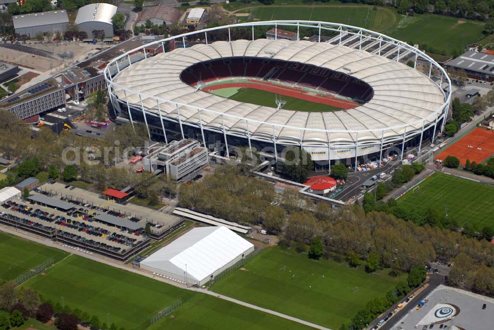 Stuttgart from the bird's eye view: ) soll nach Informationen der «Die Redaktion Stuttgarter Zeitung Stuttgarter Nachrichten GmbH» künftig Mercedes-Benz-Arena heißen. Wie das Blatt berichtet, werden Dieter Zetsche, der Vorstandsvorsitzende der Daimler AG, Oberbürgermeister Wolfgang Schuster und Erwin Staudt, der Präsident des Fußball-Bundesligisten VfB Stuttgart, die Umbenennung bei einer Pressekonferenz am 31. März 2008 verkünden. Die Namensänderung stehe im Zusammenhang mit dem Umbau des Daimler-Stadions in eine Fußballarena, über den der Gemeinderat Ende April befinden wird Das Gottlieb-Daimler-Stadion, ehemals Neckarstadion, liegt im rund 55 ha großen Sportzentrum Cannstatter Wasen. Das markanteste Merkmal ist die Stahlseilbinder-Konstruktion des Membrandaches, das die gesamten Zuschauerplätze überspannt.Abteilung Stadien, Bezirks-und Eissportanlagen, Mercedesstraße 87, 70372 Stuttgart, Telefon +49-(0)711-216-4661, Telefax +49-(0)711-216-3326,Architekt: Arat, Siegel & Partner