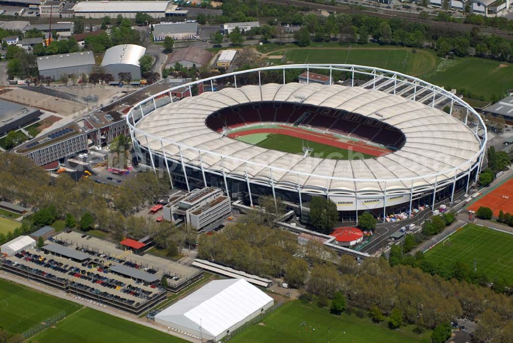 Aerial image Stuttgart - ) soll nach Informationen der «Die Redaktion Stuttgarter Zeitung Stuttgarter Nachrichten GmbH» künftig Mercedes-Benz-Arena heißen. Wie das Blatt berichtet, werden Dieter Zetsche, der Vorstandsvorsitzende der Daimler AG, Oberbürgermeister Wolfgang Schuster und Erwin Staudt, der Präsident des Fußball-Bundesligisten VfB Stuttgart, die Umbenennung bei einer Pressekonferenz am 31. März 2008 verkünden. Die Namensänderung stehe im Zusammenhang mit dem Umbau des Daimler-Stadions in eine Fußballarena, über den der Gemeinderat Ende April befinden wird Das Gottlieb-Daimler-Stadion, ehemals Neckarstadion, liegt im rund 55 ha großen Sportzentrum Cannstatter Wasen. Das markanteste Merkmal ist die Stahlseilbinder-Konstruktion des Membrandaches, das die gesamten Zuschauerplätze überspannt.Abteilung Stadien, Bezirks-und Eissportanlagen, Mercedesstraße 87, 70372 Stuttgart, Telefon +49-(0)711-216-4661, Telefax +49-(0)711-216-3326,Architekt: Arat, Siegel & Partner