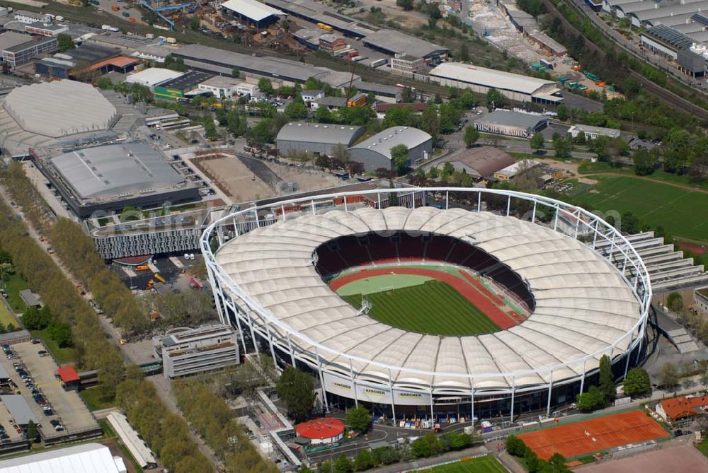 Stuttgart from above - ) soll nach Informationen der «Die Redaktion Stuttgarter Zeitung Stuttgarter Nachrichten GmbH» künftig Mercedes-Benz-Arena heißen. Wie das Blatt berichtet, werden Dieter Zetsche, der Vorstandsvorsitzende der Daimler AG, Oberbürgermeister Wolfgang Schuster und Erwin Staudt, der Präsident des Fußball-Bundesligisten VfB Stuttgart, die Umbenennung bei einer Pressekonferenz am 31. März 2008 verkünden. Die Namensänderung stehe im Zusammenhang mit dem Umbau des Daimler-Stadions in eine Fußballarena, über den der Gemeinderat Ende April befinden wird Das Gottlieb-Daimler-Stadion, ehemals Neckarstadion, liegt im rund 55 ha großen Sportzentrum Cannstatter Wasen. Das markanteste Merkmal ist die Stahlseilbinder-Konstruktion des Membrandaches, das die gesamten Zuschauerplätze überspannt.Abteilung Stadien, Bezirks-und Eissportanlagen, Mercedesstraße 87, 70372 Stuttgart, Telefon +49-(0)711-216-4661, Telefax +49-(0)711-216-3326,Architekt: Arat, Siegel & Partner