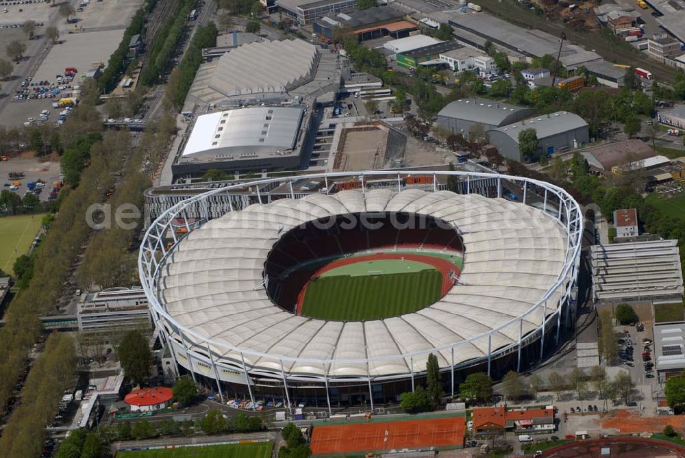 Stuttgart from the bird's eye view: ) soll nach Informationen der «Die Redaktion Stuttgarter Zeitung Stuttgarter Nachrichten GmbH» künftig Mercedes-Benz-Arena heißen. Wie das Blatt berichtet, werden Dieter Zetsche, der Vorstandsvorsitzende der Daimler AG, Oberbürgermeister Wolfgang Schuster und Erwin Staudt, der Präsident des Fußball-Bundesligisten VfB Stuttgart, die Umbenennung bei einer Pressekonferenz am 31. März 2008 verkünden. Die Namensänderung stehe im Zusammenhang mit dem Umbau des Daimler-Stadions in eine Fußballarena, über den der Gemeinderat Ende April befinden wird Das Gottlieb-Daimler-Stadion, ehemals Neckarstadion, liegt im rund 55 ha großen Sportzentrum Cannstatter Wasen. Das markanteste Merkmal ist die Stahlseilbinder-Konstruktion des Membrandaches, das die gesamten Zuschauerplätze überspannt.Abteilung Stadien, Bezirks-und Eissportanlagen, Mercedesstraße 87, 70372 Stuttgart, Telefon +49-(0)711-216-4661, Telefax +49-(0)711-216-3326,Architekt: Arat, Siegel & Partner