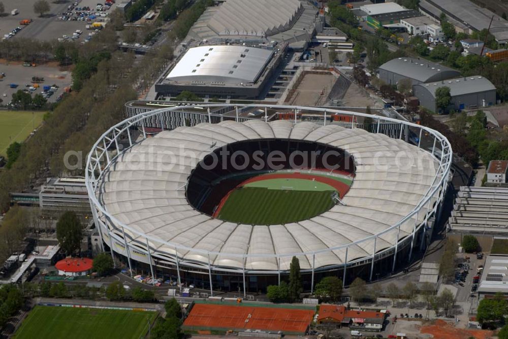 Aerial photograph Stuttgart - ) soll nach Informationen der «Die Redaktion Stuttgarter Zeitung Stuttgarter Nachrichten GmbH» künftig Mercedes-Benz-Arena heißen. Wie das Blatt berichtet, werden Dieter Zetsche, der Vorstandsvorsitzende der Daimler AG, Oberbürgermeister Wolfgang Schuster und Erwin Staudt, der Präsident des Fußball-Bundesligisten VfB Stuttgart, die Umbenennung bei einer Pressekonferenz am 31. März 2008 verkünden. Die Namensänderung stehe im Zusammenhang mit dem Umbau des Daimler-Stadions in eine Fußballarena, über den der Gemeinderat Ende April befinden wird Das Gottlieb-Daimler-Stadion, ehemals Neckarstadion, liegt im rund 55 ha großen Sportzentrum Cannstatter Wasen. Das markanteste Merkmal ist die Stahlseilbinder-Konstruktion des Membrandaches, das die gesamten Zuschauerplätze überspannt.Abteilung Stadien, Bezirks-und Eissportanlagen, Mercedesstraße 87, 70372 Stuttgart, Telefon +49-(0)711-216-4661, Telefax +49-(0)711-216-3326,Architekt: Arat, Siegel & Partner