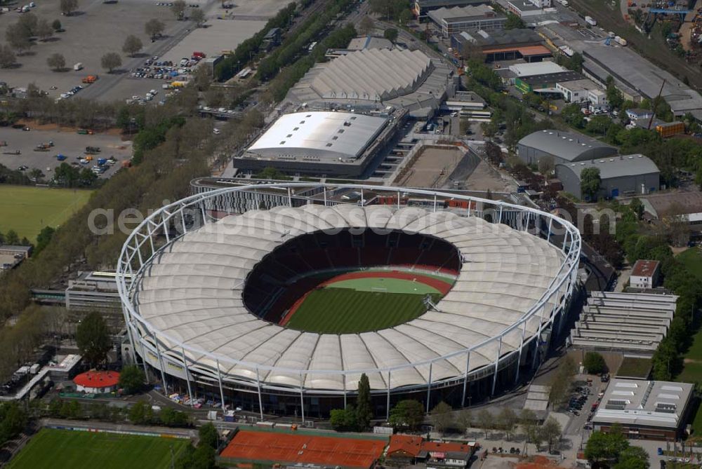 Stuttgart from above - ) soll nach Informationen der «Die Redaktion Stuttgarter Zeitung Stuttgarter Nachrichten GmbH» künftig Mercedes-Benz-Arena heißen. Wie das Blatt berichtet, werden Dieter Zetsche, der Vorstandsvorsitzende der Daimler AG, Oberbürgermeister Wolfgang Schuster und Erwin Staudt, der Präsident des Fußball-Bundesligisten VfB Stuttgart, die Umbenennung bei einer Pressekonferenz am 31. März 2008 verkünden. Die Namensänderung stehe im Zusammenhang mit dem Umbau des Daimler-Stadions in eine Fußballarena, über den der Gemeinderat Ende April befinden wird Das Gottlieb-Daimler-Stadion, ehemals Neckarstadion, liegt im rund 55 ha großen Sportzentrum Cannstatter Wasen. Das markanteste Merkmal ist die Stahlseilbinder-Konstruktion des Membrandaches, das die gesamten Zuschauerplätze überspannt.Abteilung Stadien, Bezirks-und Eissportanlagen, Mercedesstraße 87, 70372 Stuttgart, Telefon +49-(0)711-216-4661, Telefax +49-(0)711-216-3326,Architekt: Arat, Siegel & Partner