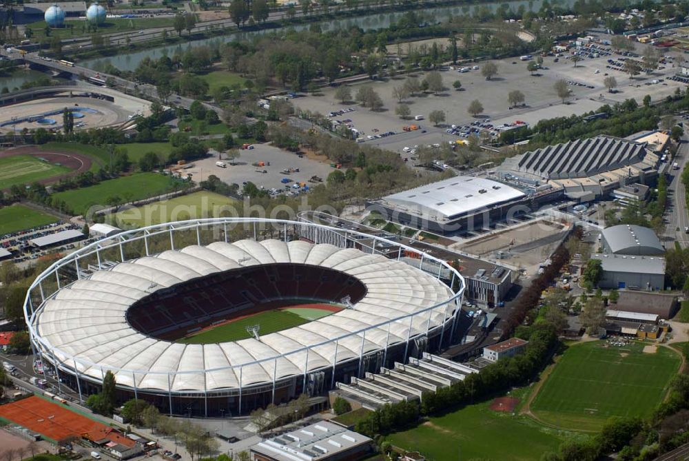 Stuttgart from the bird's eye view: Zur Fußball-Weltmeisterschaft 2006 fertig umgebautes Stadion in Stuttgart. Das Gottlieb-Daimler-Stadion, ehemals Neckarstadion, liegt im rund 55 ha großen Sportzentrum Cannstatter Wasen. Das markanteste Merkmal ist die Stahlseilbinder-Konstruktion des Membrandaches, das die gesamten Zuschauerplätze überspannt.Abteilung Stadien, Bezirks-und Eissportanlagen, Mercedesstraße 87, 70372 Stuttgart, Telefon +49-(0)711-216-4661, Telefax +49-(0)711-216-3326,Architekt: Arat, Siegel & Partner