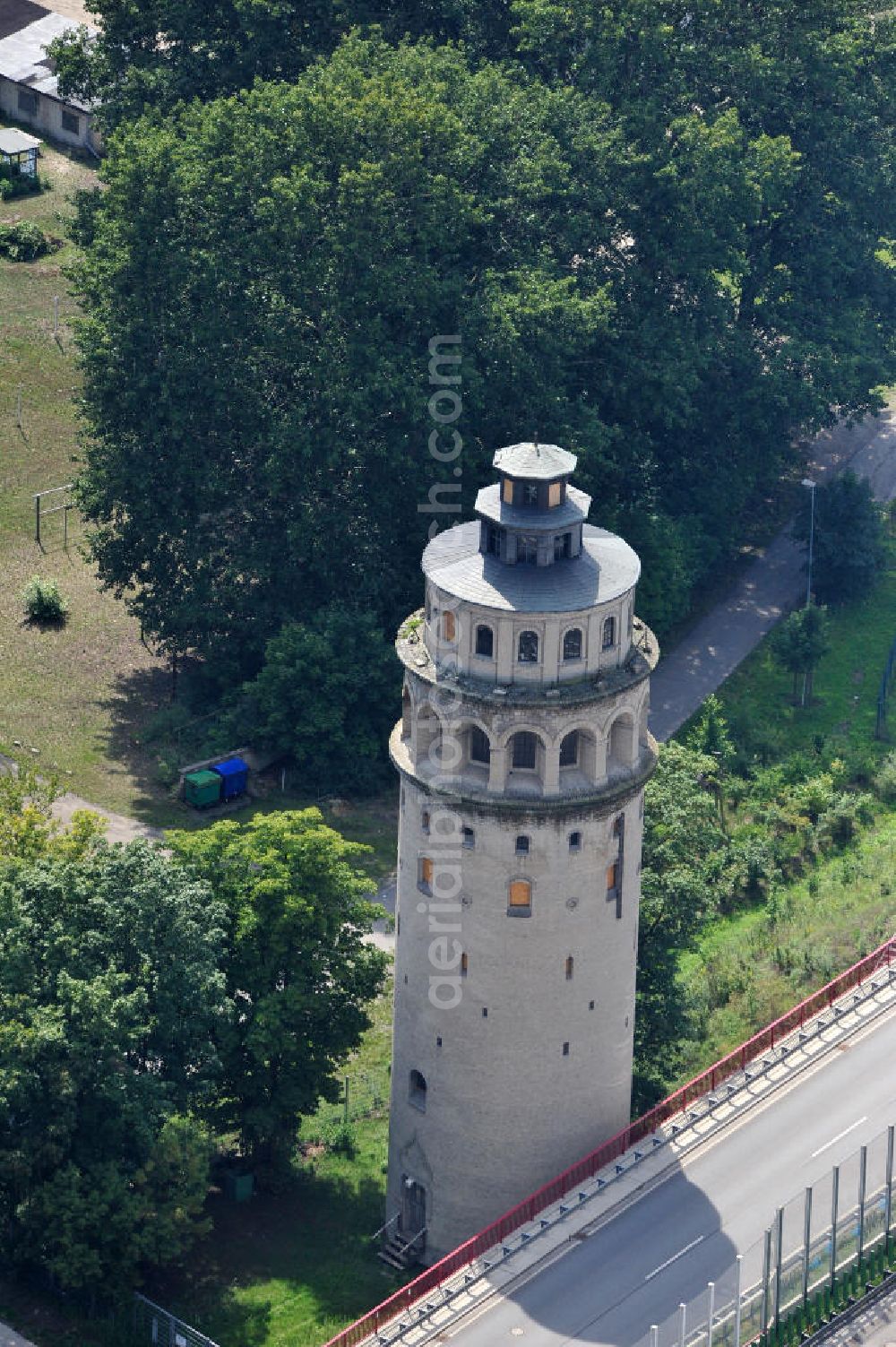 Königs Wusterhausen OT Niederlehme from above - Blick auf das Wahrzeichen von Niederlehme, den Wasserturm an der BAB Autobahn A10 am Berliner Ring in Königs Wusterhausen. Der Turm wurde 1902 nach dem Vorbild des Istanbuler Galataturms, eines Christus-Turms aus den Jahren 1348/1349, fertiggestellt. View of the landmark Niederlehme, the water tower on the A10 motorway Berliner Ring.