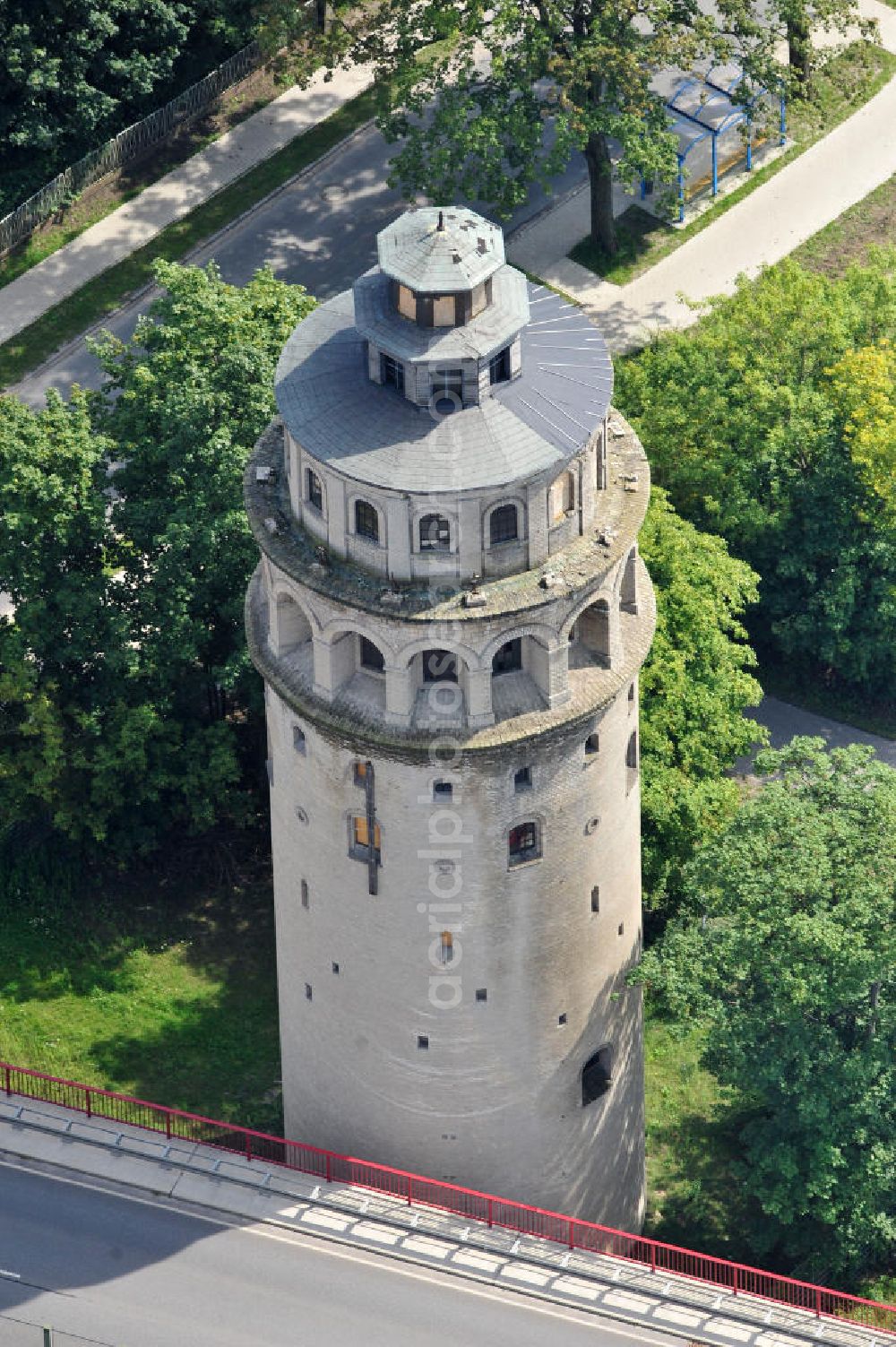 Aerial image Königs Wusterhausen OT Niederlehme - Blick auf das Wahrzeichen von Niederlehme, den Wasserturm an der BAB Autobahn A10 am Berliner Ring in Königs Wusterhausen. Der Turm wurde 1902 nach dem Vorbild des Istanbuler Galataturms, eines Christus-Turms aus den Jahren 1348/1349, fertiggestellt. View of the landmark Niederlehme, the water tower on the A10 motorway Berliner Ring.