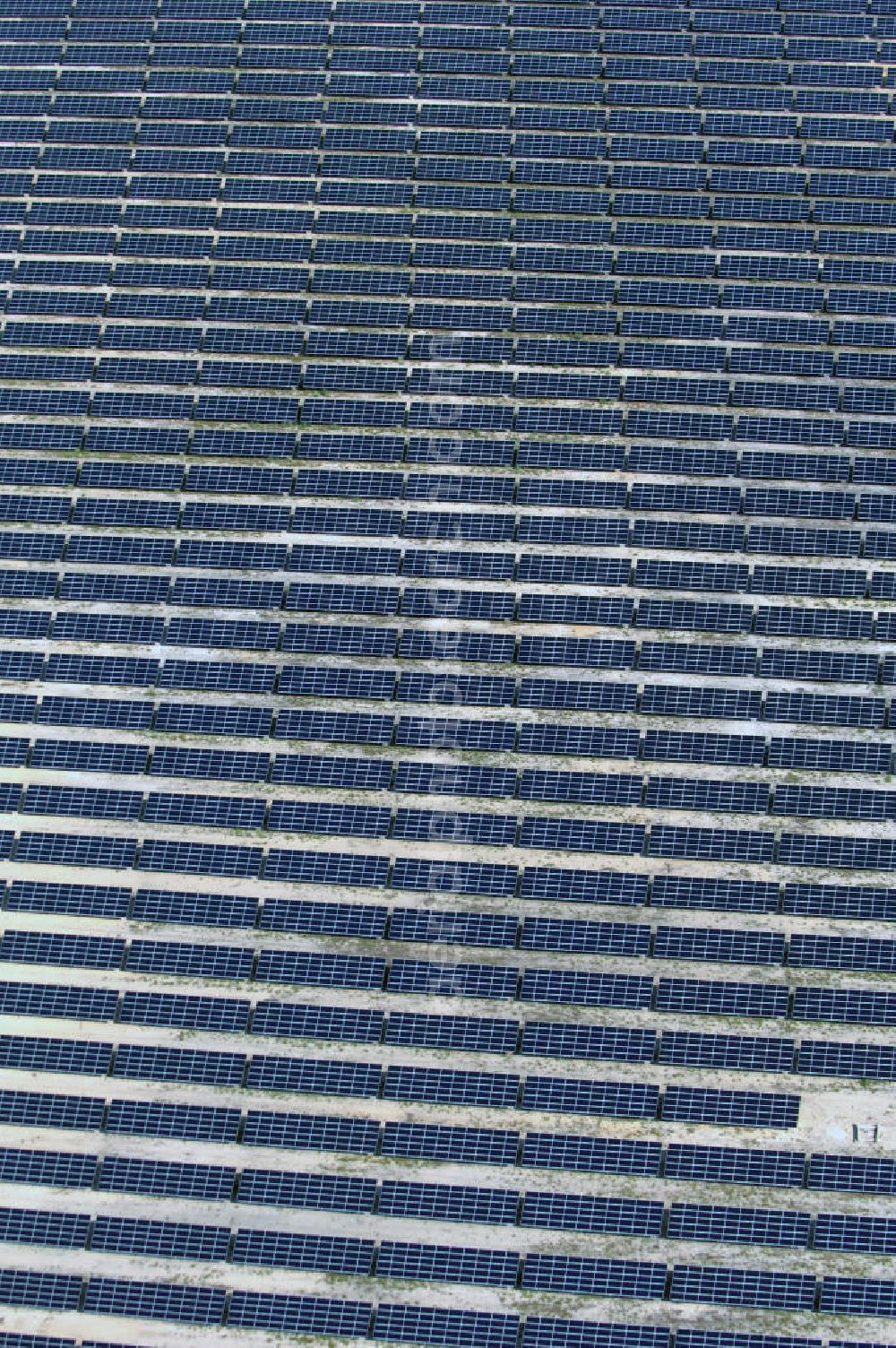 Lieberose from above - Blick auf den ehemaligen Truppenübungsplatz Lieberose am Tag vor der offiziellen Inbetriebnahme der bisher zweitgrößte PV-Anlage der Welt durch die juwi Holding AG. Lieberose ist aber nicht nur in Leistung und Finanzierung beispielhaft, sondern auch ein Modellprojekt der Renaturierung militärischer Liegenschaften. Pressesprecher: Ralf Heidenreich; juwi Holding AG; Energie-Allee 1; D-55286 Wörrstadt; heidenreich@juwi.de