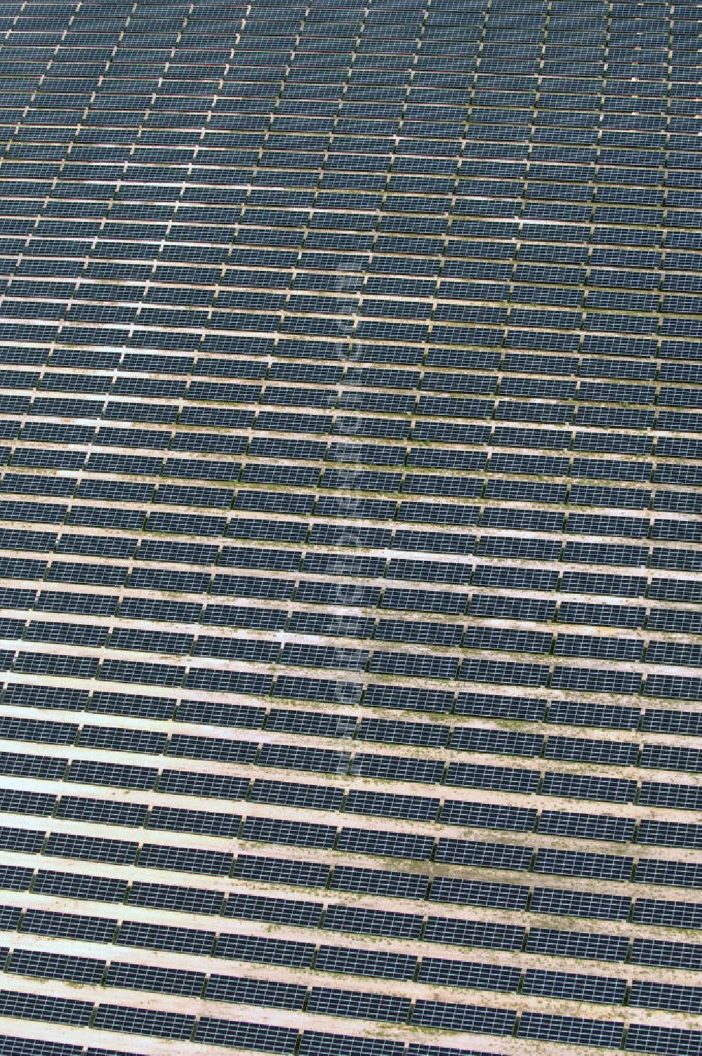 Lieberose from the bird's eye view: Blick auf den ehemaligen Truppenübungsplatz Lieberose am Tag vor der offiziellen Inbetriebnahme der bisher zweitgrößte PV-Anlage der Welt durch die juwi Holding AG. Lieberose ist aber nicht nur in Leistung und Finanzierung beispielhaft, sondern auch ein Modellprojekt der Renaturierung militärischer Liegenschaften. Pressesprecher: Ralf Heidenreich; juwi Holding AG; Energie-Allee 1; D-55286 Wörrstadt; heidenreich@juwi.de