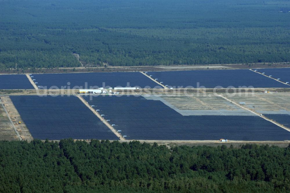 Aerial photograph Lieberose - Blick auf den ehemaligen Truppenübungsplatz Lieberose am Tag vor der offiziellen Inbetriebnahme der bisher zweitgrößte PV-Anlage der Welt durch die juwi Holding AG. Lieberose ist aber nicht nur in Leistung und Finanzierung beispielhaft, sondern auch ein Modellprojekt der Renaturierung militärischer Liegenschaften. Pressesprecher: Ralf Heidenreich; juwi Holding AG; Energie-Allee 1; D-55286 Wörrstadt; heidenreich@juwi.de