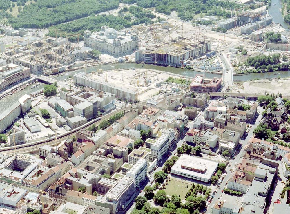 Berlin from the bird's eye view: Fertiggestellte Residenz am Deutschen Theater in der Reinhardtstraße in Berlin Mitte - unweit des Berliner Reichstages.