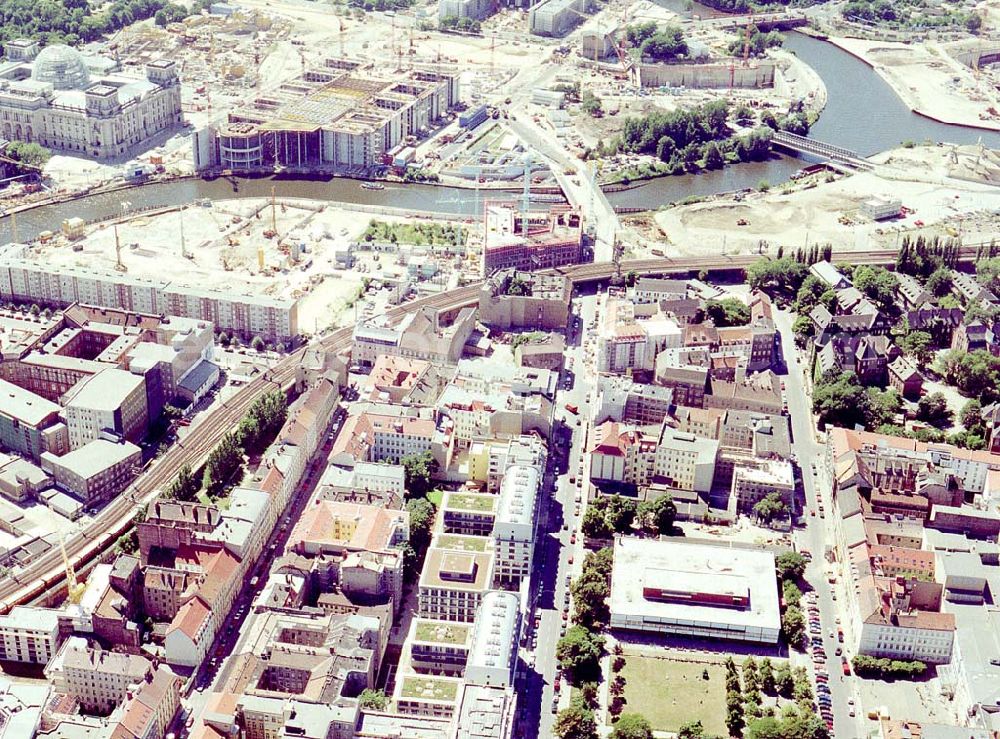 Berlin from the bird's eye view: Fertiggestellte Residenz am Deutschen Theater in der Reinhardtstraße in Berlin Mitte - unweit des Berliner Reichstages.