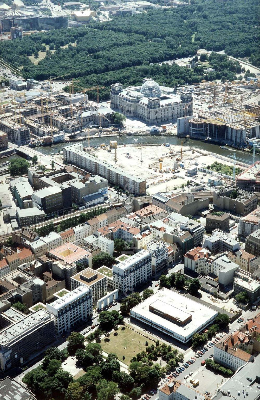 Berlin from above - Fertiggestellte Residenz am Deutschen Theater in der Reinhardtstraße in Berlin Mitte - unweit des Berliner Reichstages.