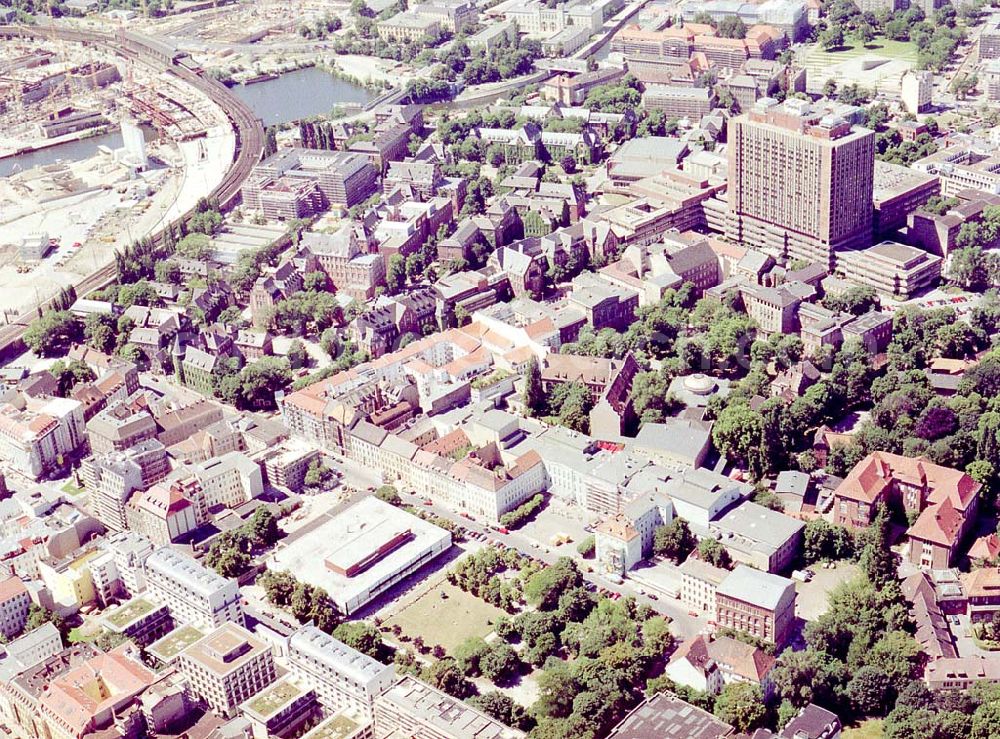 Aerial photograph Berlin - Fertiggestellte Residenz am Deutschen Theater in der Reinhardtstraße in Berlin Mitte - unweit des Berliner Reichstages.