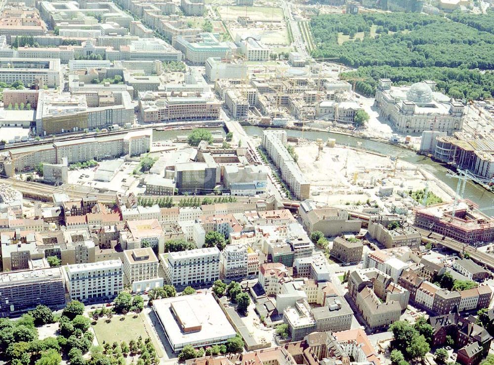 Berlin from above - Fertiggestellte Residenz am Deutschen Theater in der Reinhardtstraße in Berlin Mitte - unweit des Berliner Reichstages.