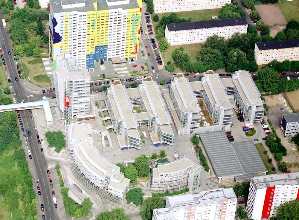 Aerial photograph Berlin-Lichtenberg - Fertiggestelltes Büro- und Einkaufszenturm Storkower Bogen in der Storkower Straße 207 in Berlin-Lichtenberg. Datum: 27.06.03