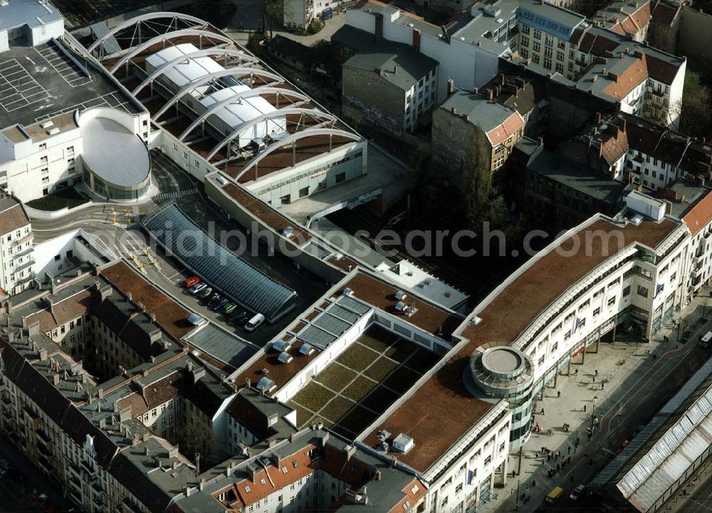 Aerial photograph Berlin - Prenzlauer-Berg - Fertiggestelltes Einkaufszentrum Schönhauser Allee Arcaden am S-Bhf. Schönhauser Allee in Berlin-Prenzlauer-Berg.