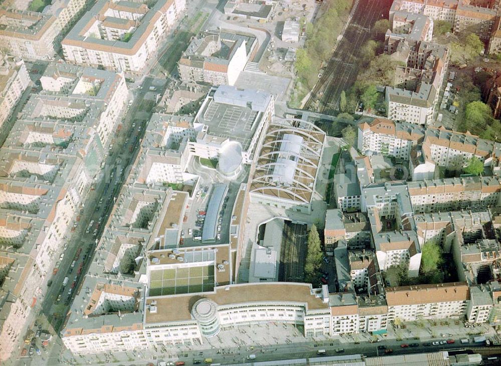 Berlin - Prenzlauer-Berg from the bird's eye view: Fertiggestelltes Einkaufszentrum Schönhauser Allee Arcaden am S-Bhf. Schönhauser Allee in Berlin-Prenzlauer-Berg.