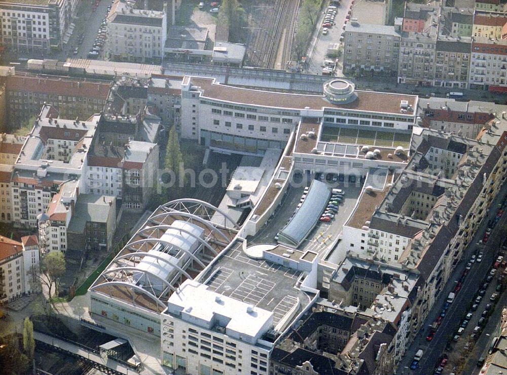 Aerial image Berlin - Prenzlauer-Berg - Fertiggestelltes Einkaufszentrum Schönhauser Allee Arcaden am S-Bhf. Schönhauser Allee in Berlin-Prenzlauer-Berg.