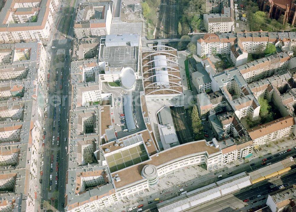 Aerial photograph Berlin-Prenzlauer Berg - Fertiggestelltes Einkaufszentrum Schönhauser Allee-Arcaden an der Schönhauser Allee in Berlin-Prenzlauer-Berg.