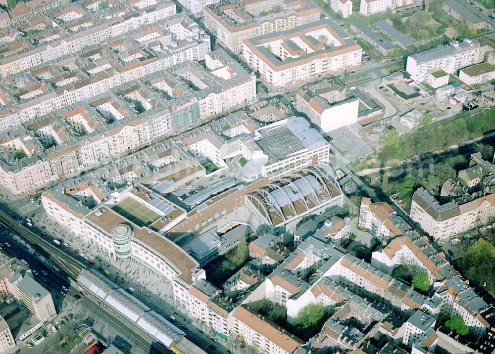 Berlin-Prenzlauer Berg from above - Fertiggestelltes Einkaufszentrum Schönhauser Allee-Arcaden an der Schönhauser Allee in Berlin-Prenzlauer-Berg.