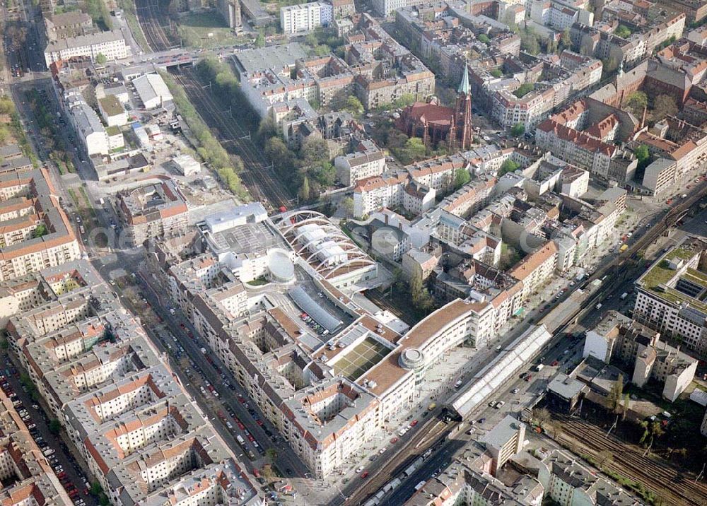 Aerial image Berlin-Prenzlauer Berg - Fertiggestelltes Einkaufszentrum Schönhauser Allee-Arcaden an der Schönhauser Allee in Berlin-Prenzlauer-Berg.