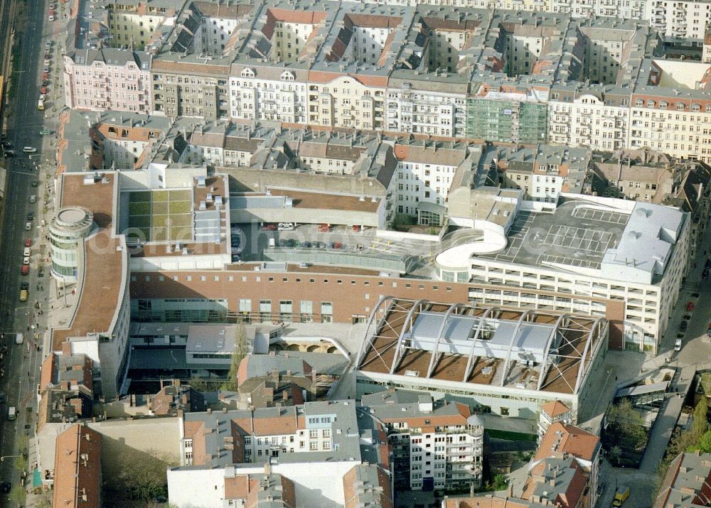 Berlin-Prenzlauer Berg from above - Fertiggestelltes Einkaufszentrum Schönhauser Allee-Arcaden an der Schönhauser Allee in Berlin-Prenzlauer-Berg.