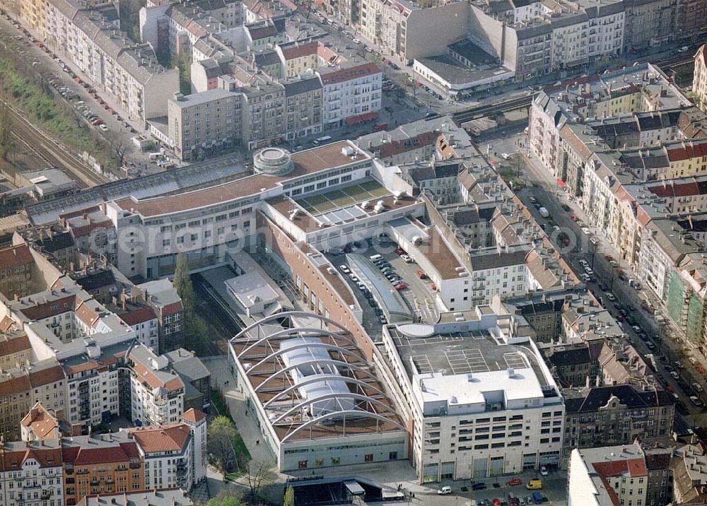 Aerial photograph Berlin-Prenzlauer Berg - Fertiggestelltes Einkaufszentrum Schönhauser Allee-Arcaden an der Schönhauser Allee in Berlin-Prenzlauer-Berg.