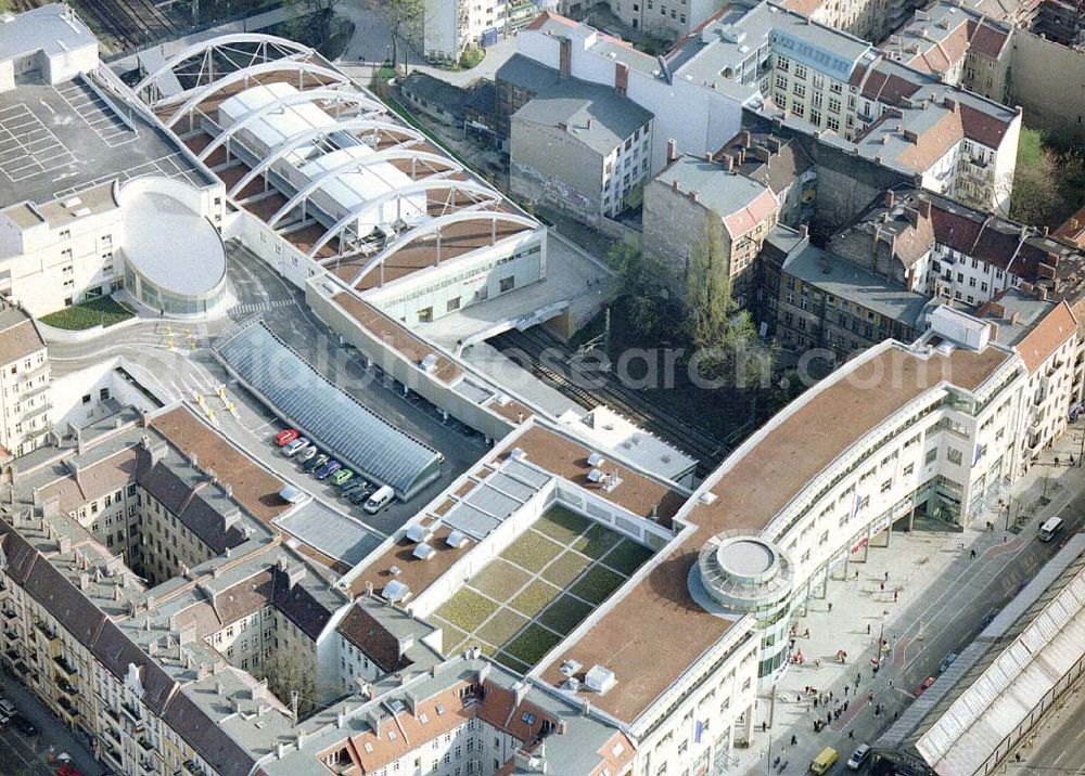 Berlin-Prenzlauer Berg from above - Fertiggestelltes Einkaufszentrum Schönhauser Allee-Arcaden an der Schönhauser Allee in Berlin-Prenzlauer-Berg.