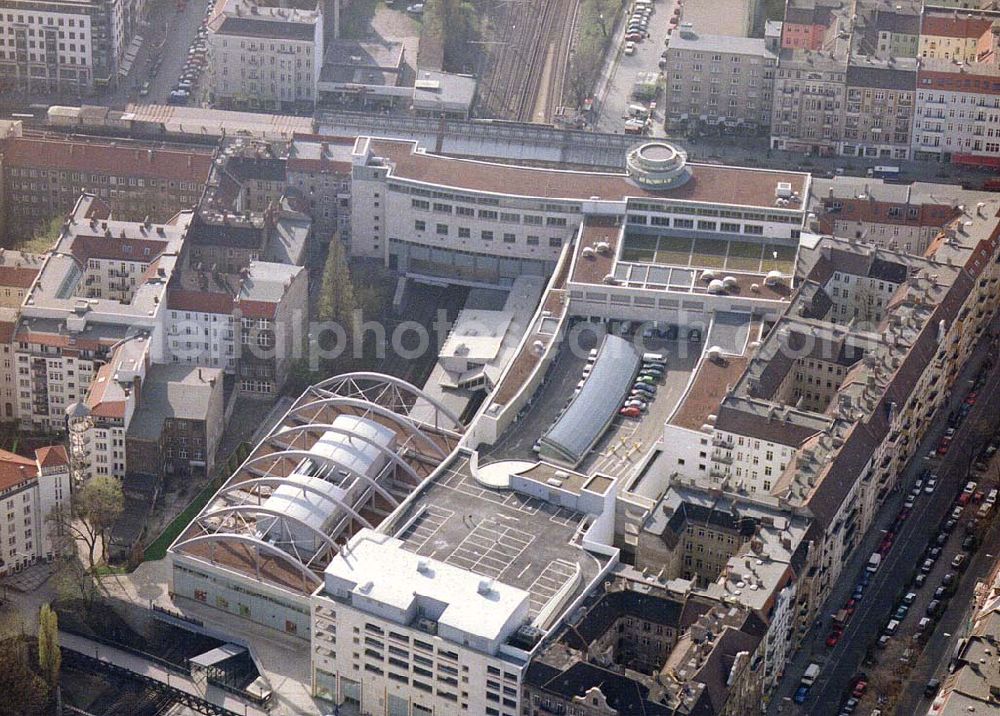 Berlin-Prenzlauer Berg from the bird's eye view: Fertiggestelltes Einkaufszentrum Schönhauser Allee-Arcaden an der Schönhauser Allee in Berlin-Prenzlauer-Berg.