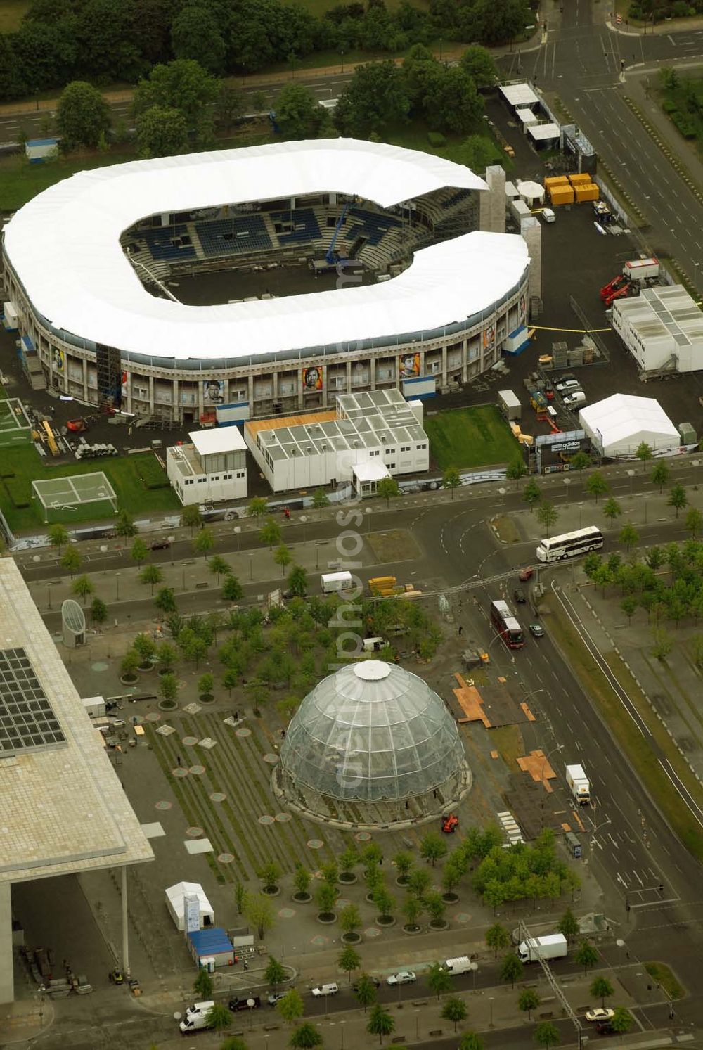 Berlin - Tiergarten from the bird's eye view: Blick die Fertigstellung des Addidas-Ministadions vor dem Berliner Reichtag im Tiergarten