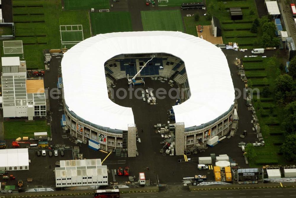 Aerial image Berlin - Tiergarten - Blick die Fertigstellung des Addidas-Ministadions vor dem Berliner Reichtag im Tiergarten