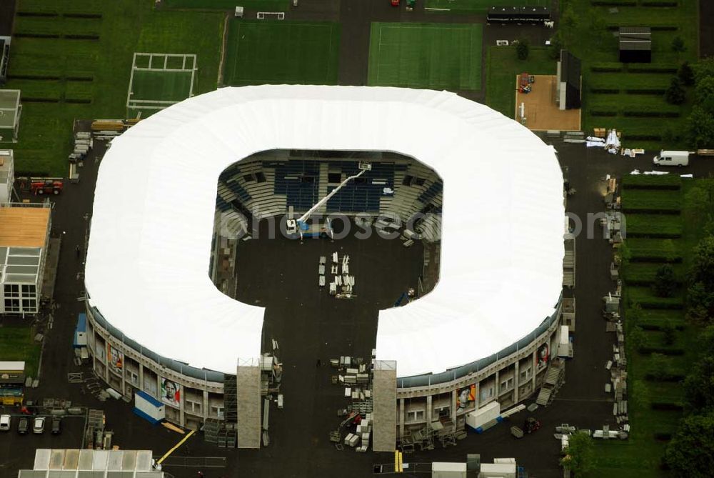 Aerial photograph Berlin - Tiergarten - Blick die Fertigstellung des Addidas-Ministadions vor dem Berliner Reichtag im Tiergarten