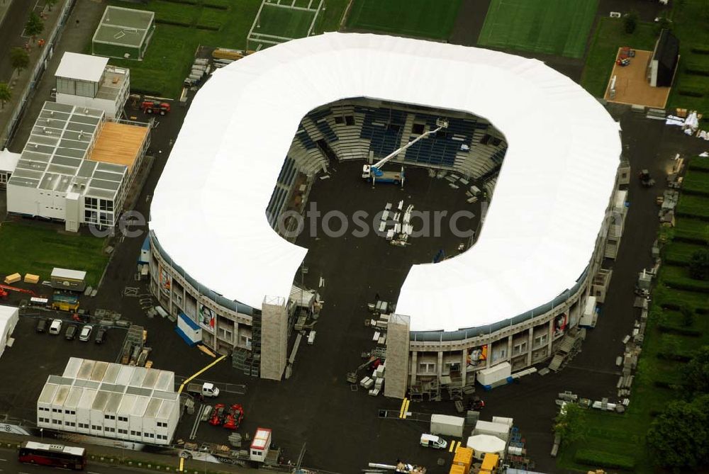 Berlin - Tiergarten from above - Blick die Fertigstellung des Addidas-Ministadions vor dem Berliner Reichtag im Tiergarten