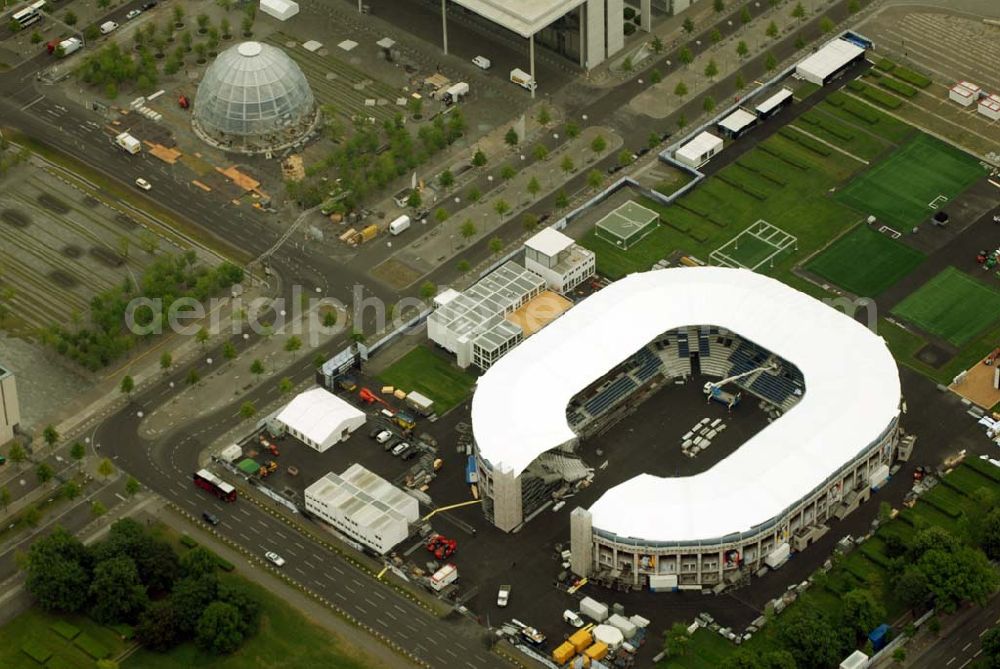 Aerial photograph Berlin - Tiergarten - Blick die Fertigstellung des Addidas-Ministadions vor dem Berliner Reichtag im Tiergarten