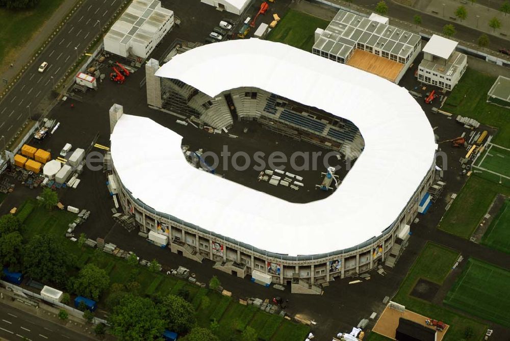 Berlin - Tiergarten from the bird's eye view: Blick die Fertigstellung des Addidas-Ministadions vor dem Berliner Reichtag im Tiergarten