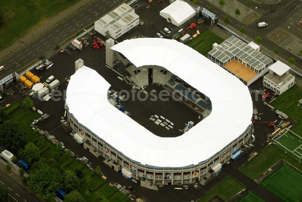 Aerial image Berlin - Tiergarten - Blick die Fertigstellung des Addidas-Ministadions vor dem Berliner Reichtag im Tiergarten