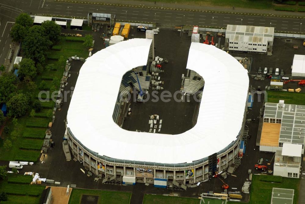 Aerial photograph Berlin - Tiergarten - Blick die Fertigstellung des Addidas-Ministadions vor dem Berliner Reichtag im Tiergarten