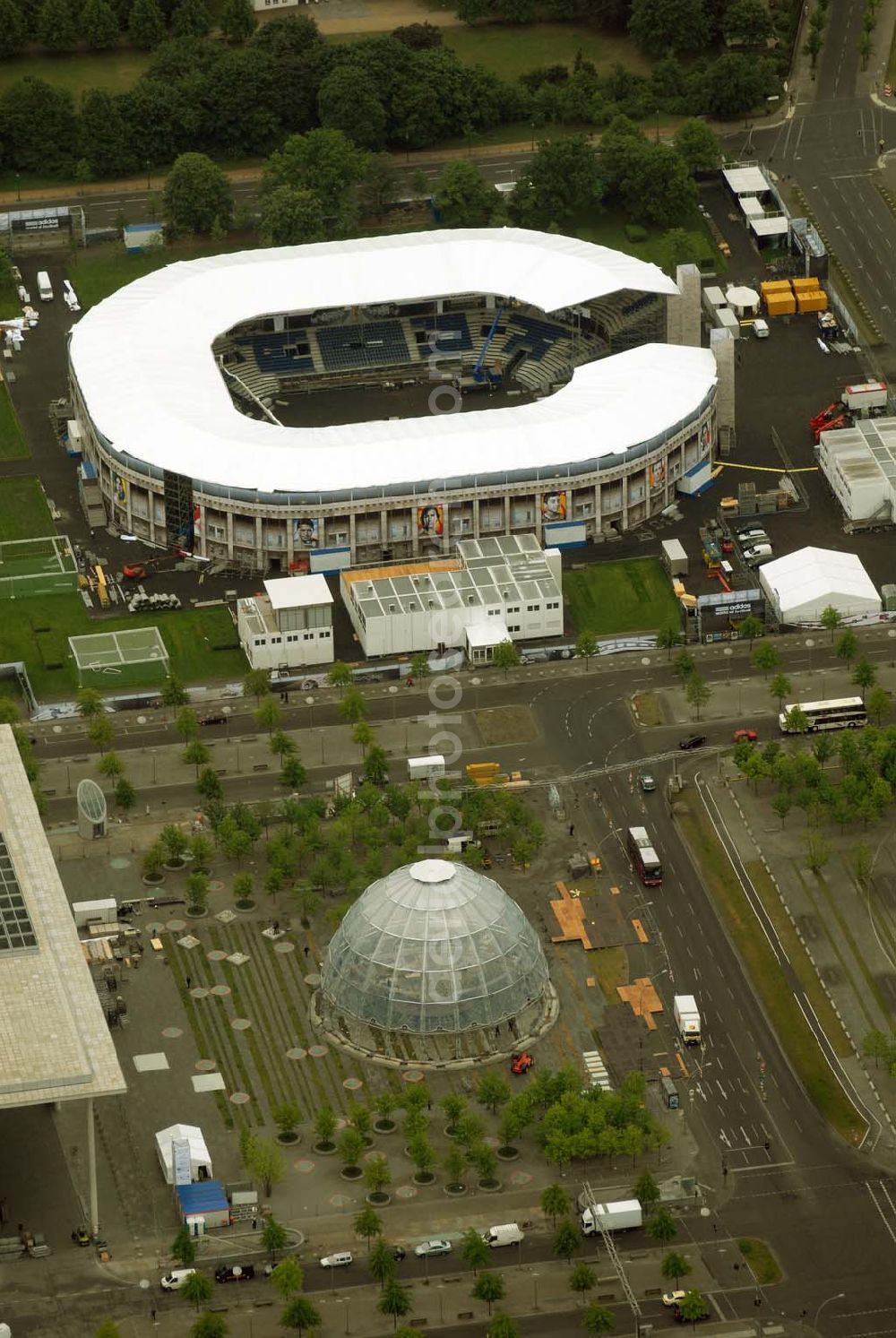 Aerial image Berlin - Tiergarten - Blick die Fertigstellung des Addidas-Ministadions vor dem Berliner Reichtag im Tiergarten