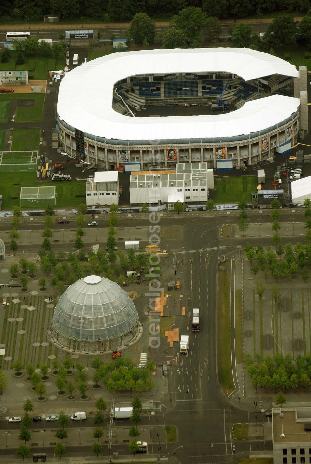 Berlin - Tiergarten from above - Blick die Fertigstellung des Addidas-Ministadions vor dem Berliner Reichtag im Tiergarten