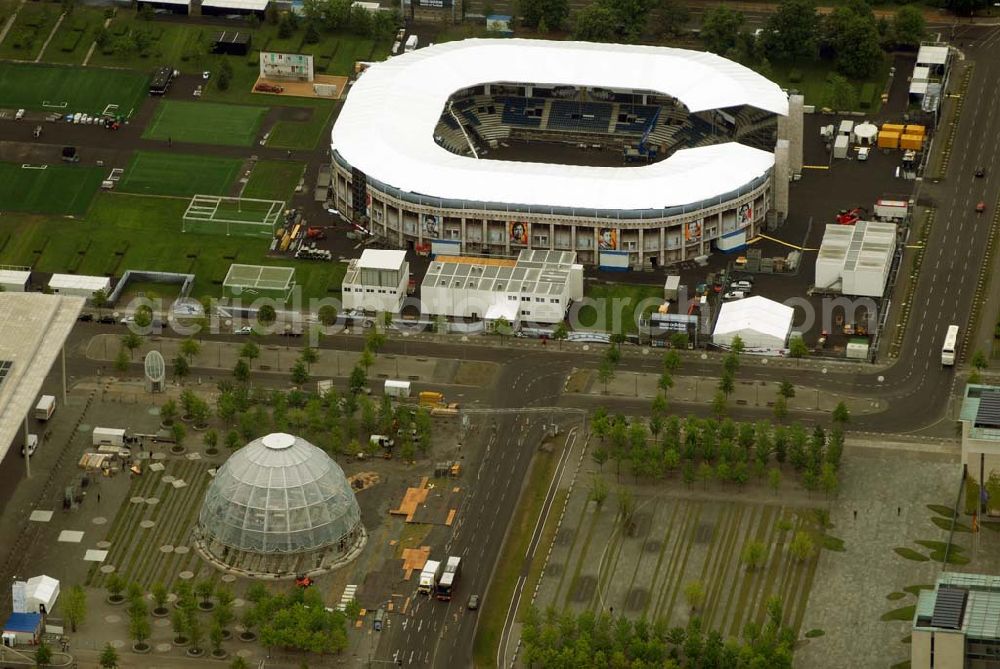 Berlin - Tiergarten from the bird's eye view: Blick die Fertigstellung des Addidas-Ministadions vor dem Berliner Reichtag im Tiergarten