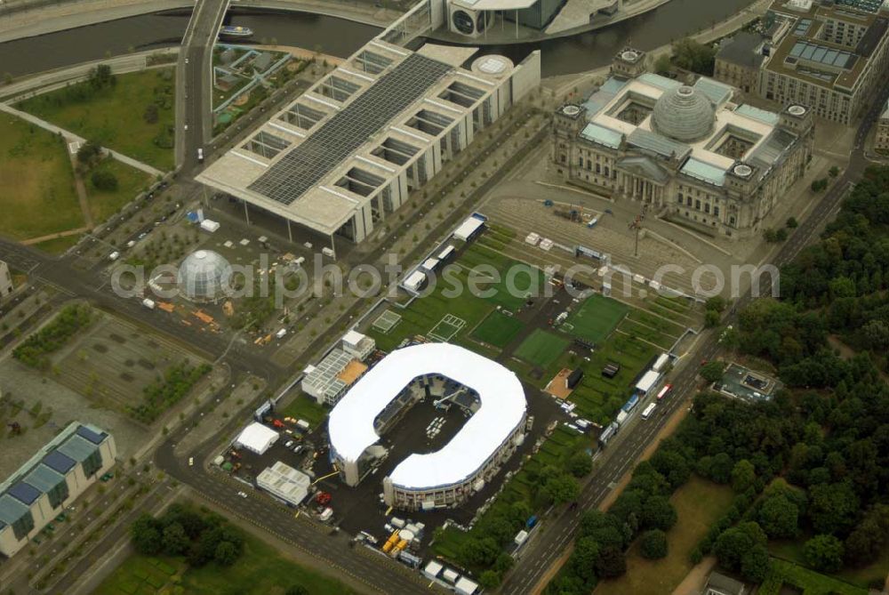 Aerial image Berlin - Tiergarten - Blick die Fertigstellung des Addidas-Ministadions vor dem Berliner Reichtag im Tiergarten