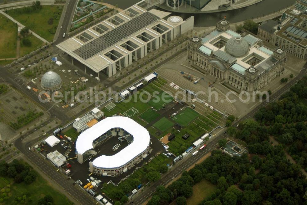 Aerial photograph Berlin - Tiergarten - Blick die Fertigstellung des Addidas-Ministadions vor dem Berliner Reichtag im Tiergarten