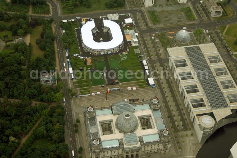 Berlin - Tiergarten from above - Blick die Fertigstellung des Addidas-Ministadions vor dem Berliner Reichtag im Tiergarten