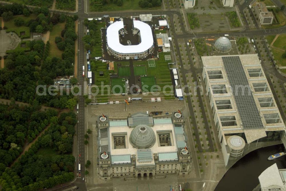 Berlin - Tiergarten from the bird's eye view: Blick die Fertigstellung des Addidas-Ministadions vor dem Berliner Reichtag im Tiergarten