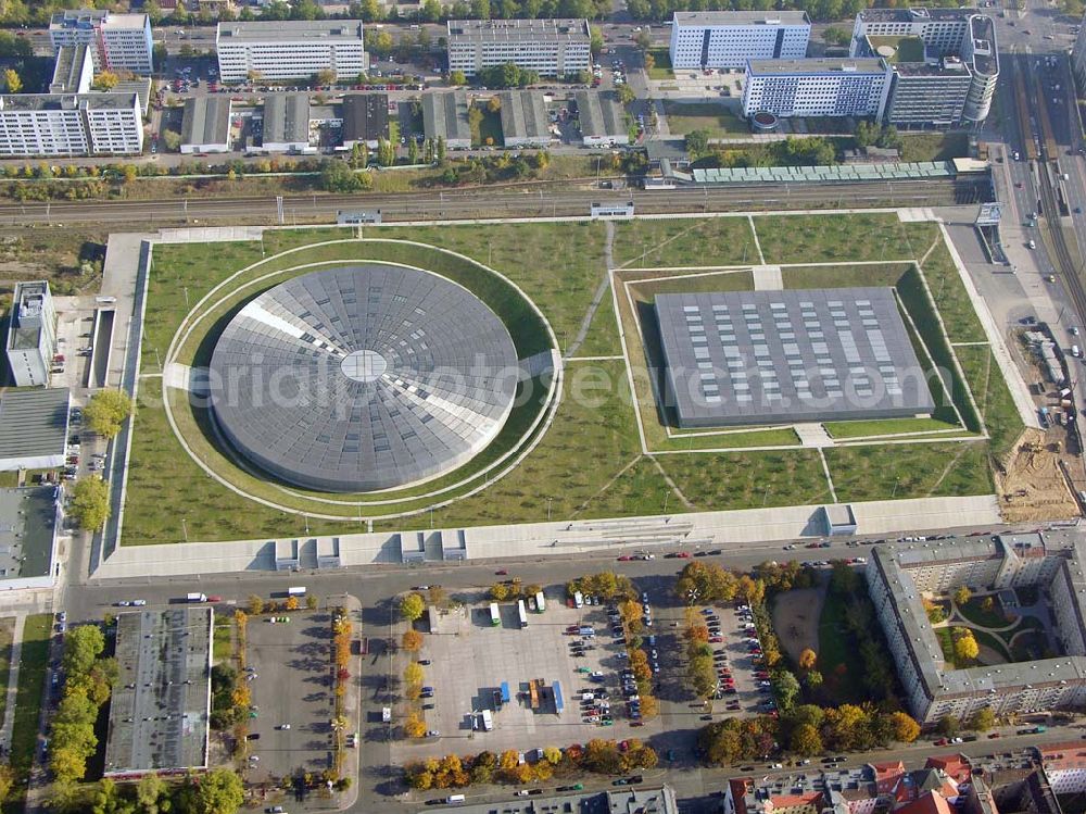 Aerial photograph Berlin - Prenzlauer-Berg - 20.10.2004 Berlin Fertigstellung der restlichen Außenanlagen des Velodrom / Berlin-Arena auf dem Abrißgelände der ehem. Sparkassenfiliale an der Landsberger Allee in Berlin durch die OSB-Sportstätten GmbH