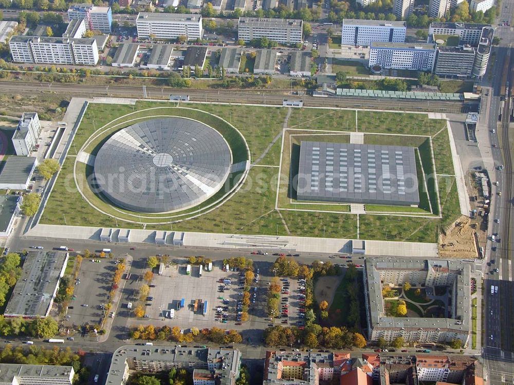 Berlin - Prenzlauer-Berg from above - 20.10.2004 Berlin Fertigstellung der restlichen Außenanlagen des Velodrom / Berlin-Arena auf dem Abrißgelände der ehem. Sparkassenfiliale an der Landsberger Allee in Berlin durch die OSB-Sportstätten GmbH