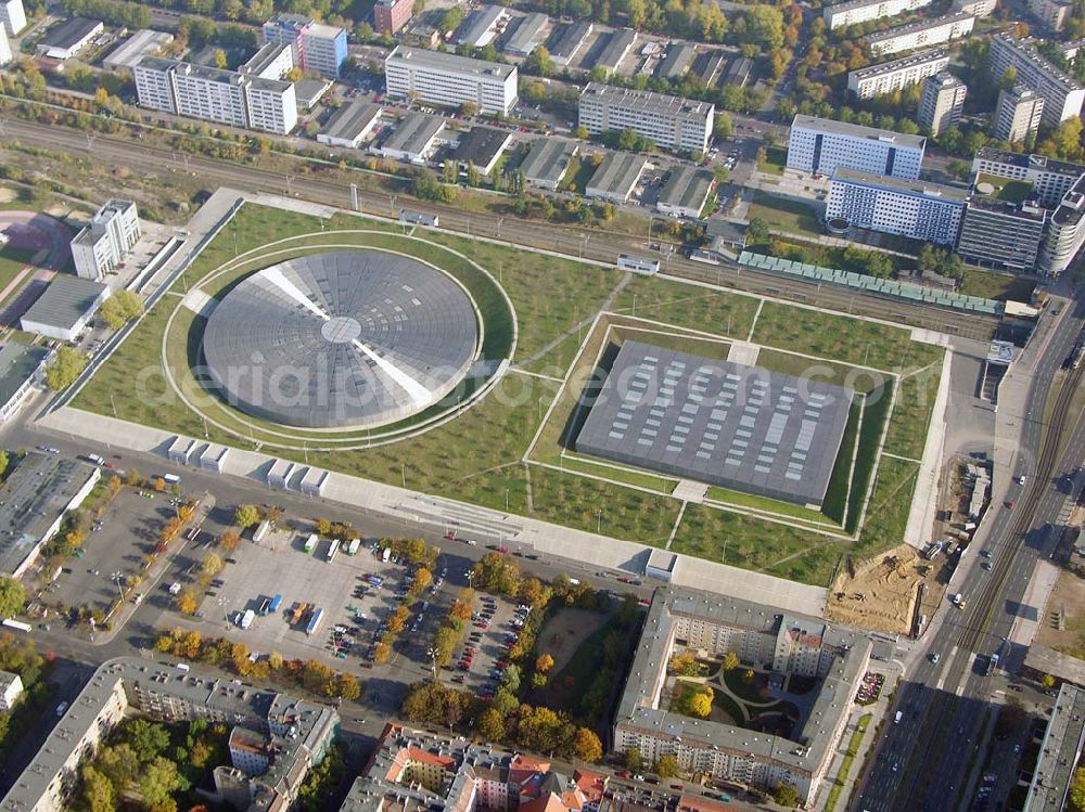 Berlin - Prenzlauer-Berg from the bird's eye view: 20.10.2004 Berlin Fertigstellung der restlichen Außenanlagen des Velodrom / Berlin-Arena auf dem Abrißgelände der ehem. Sparkassenfiliale an der Landsberger Allee in Berlin durch die OSB-Sportstätten GmbH