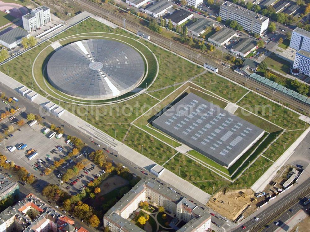 Aerial image Berlin - Prenzlauer-Berg - 20.10.2004 Berlin Fertigstellung der restlichen Außenanlagen des Velodrom / Berlin-Arena auf dem Abrißgelände der ehem. Sparkassenfiliale an der Landsberger Allee in Berlin durch die OSB-Sportstätten GmbH