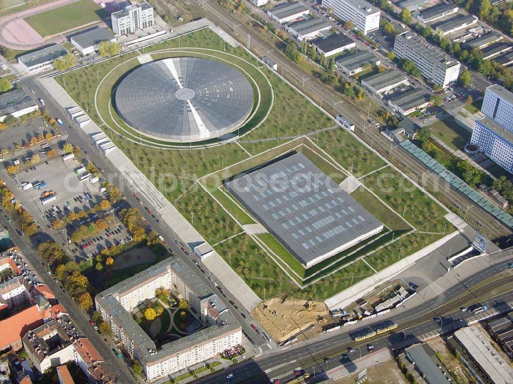 Aerial photograph Berlin - Prenzlauer-Berg - 20.10.2004 Berlin Fertigstellung der restlichen Außenanlagen des Velodrom / Berlin-Arena auf dem Abrißgelände der ehem. Sparkassenfiliale an der Landsberger Allee in Berlin durch die OSB-Sportstätten GmbH